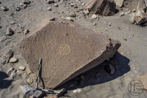 Piedra: 1215, Cara decorada: I