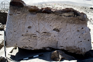 Piedra: 1351, Cara decorada: I