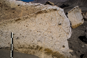 Piedra: 1353, Cara decorada: I