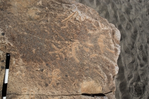 Piedra: 1360, Cara decorada: I