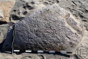 Piedra: 1403, Cara decorada: I