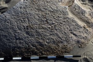 Piedra: 1403, Cara decorada: I