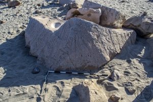 Piedra: 1421, Cara decorada: I