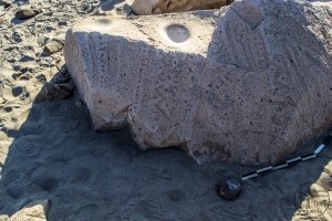 Piedra: 1421, Cara decorada: I