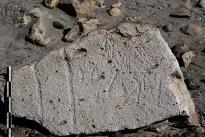 Piedra: 1424, Cara decorada: II