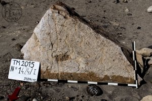 Piedra: 1424, Cara decorada: I