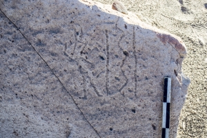 Piedra: 1528, Cara decorada: I